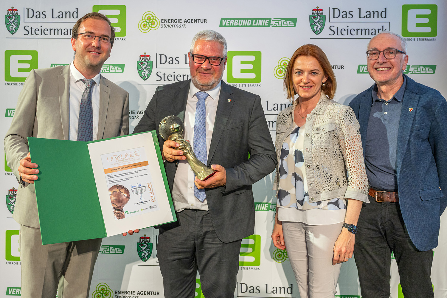 (v.l.n.r.) Direktor Franz Friedl (Stadtwerke Fürstenfeld GmbH), Vizebürgermeister Roland Gogg (Stadtgemeinde Fürstenfeld) mit Rubrikpatin Landesrätin Simone Schmiedtbauer und Joachim Friessnig (Manager der Klima- u. Energiemodellregion Fürstenfeld) © Johannes Gellner, bei Quellenangabe honorarfrei (v.l.n.r.) Direktor Franz Friedl (Stadtwerke Fürstenfeld GmbH), Vizebürgermeister Roland Gogg (Stadtgemeinde Fürstenfeld) mit Rubrikpatin Landesrätin Simone Schmiedtbauer und Joachim Friessnig (Manager der Klima- u. Energiemodellregion Fürstenfeld)