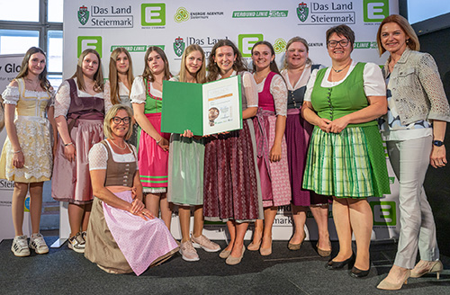 Elisabeth Kaiser-Fixl (vorne links) und Margaretha Sackl (Fachschule Schloss Feistritz) (2. von rechts) mit Rubrikpatin Landesrätin Simone Schmiedtbauer und Schülerinnen der Fachschule Schloss Feistritz sowie Mitgliedern der Landjugend Bezirk Murau © Johannes Gellner, bei Quellenangabe honorarfrei Elisabeth Kaiser-Fixl (vorne links) und Margaretha Sackl (Fachschule Schloss Feistritz) (2. von rechts) mit Rubrikpatin Landesrätin Simone Schmiedtbauer und Schülerinnen der Fachschule Schloss Feistritz sowie Mitgliedern der Landjugend Bezirk Murau