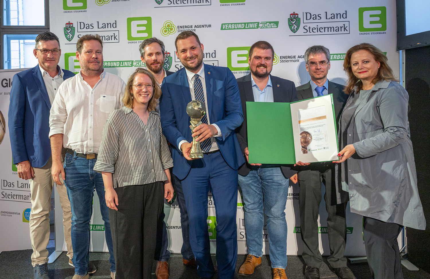 (v.l.n.r.) Bürgermeister Dr. Matthias Pokorn (Marktgemeinde Premstätten) mit dem Projektteam und Rubrikpate Reinhard Hofer (Verkehrsverbund Steiermark) und Rubrikpatin Landesrätin Claudia Holzer © Johannes Gellner, bei Quellenangabe honorarfrei (v.l.n.r.) Bürgermeister Dr. Matthias Pokorn (Marktgemeinde Premstätten) mit dem Projektteam und Rubrikpate Reinhard Hofer (Verkehrsverbund Steiermark) und Rubrikpatin Landesrätin Claudia Holzer