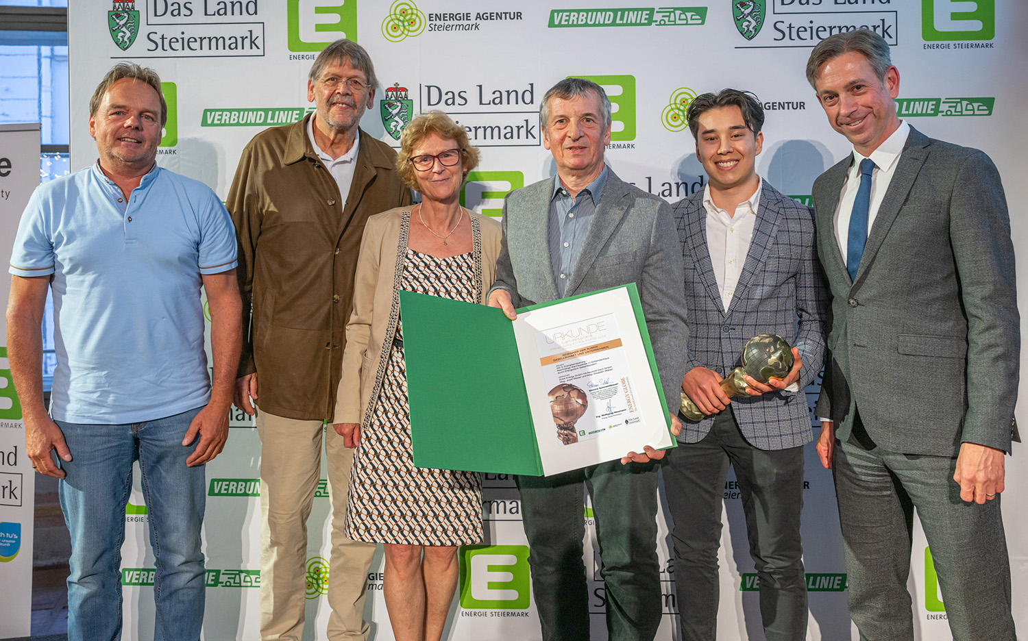 (v.l.n.r.) Norbert Neuhold, Josef und Elisabeth Wieser, Bernd und Elias Eckel (Eckel Energy GmbH) mit Rubrikpate Werner Ressi (Energie Steiermark) © Johannes Gellner, bei Quellenangabe honorarfrei (v.l.n.r.) Norbert Neuhold, Josef und Elisabeth Wieser, Bernd und Elias Eckel (Eckel Energy GmbH) mit Rubrikpate Werner Ressi (Energie Steiermark)