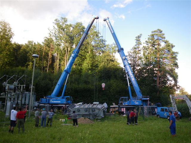 Bergung des Transformators durch zwei Mobilkräne