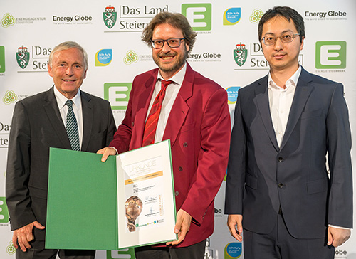(v.l.n.r.) Rubrikpate Christian Purrer (Energie Steiermark) mit Robert Schürhuber und Ziqian Zhang (Institut für Elektrische Anlagen und Netze an der TU Graz)