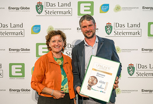 (v.l.n.r.) Rubrikpatin Landesrätin Ursula Lackner mit Eduard Tropper (Weingut Tropper)