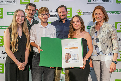 Direktor der MS Wildon Wolfgang Schlegl (2.v.l.) mit Projektleiter Stefan Bittermann (4.v.l.) in Begleitung von Schüler:innen der MS Wildon und Rubrikpatin Landesrätin Simone Schmiedtbauer