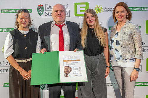 (v.l.n.r.) Theresa Henne, Hannes Schnedl und Helen Weiler (ZINKPOWER Sinabelkirchen) mit Rubrikpatin Landesrätin Simone Schmiedtbauer